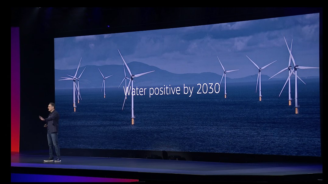 آدام سلیپسکی، مدیر اجرایی، خدمات وب آمازون، اهداف مدیریت آب شرکت را در کنفرانس re:Invent شرکت در سال 2022 تشریح می کند.