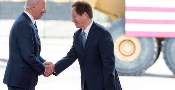 U.S. President Joe Biden with Mark Liu, chairman of TSMC, at the new plant under construction in Phoenix, Arizona.