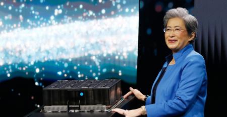 AMD President Dr. Lisa Su presents new product