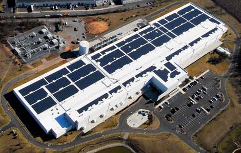 An aerial view of the massive solar power array on the roof of the DuPont Fabros NJ1 data center in Piscataway, New Jersey (Photo: DuPont Fabros Technology.) 